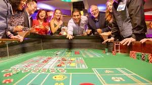 Meja poker langsung gaya4d menampilkan dealer profesional, kartu komunitas, dan antarmuka taruhan di aplikasi mobile